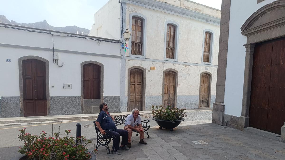 Dos vecinos de Tunte, a la sombra de la parroquia.