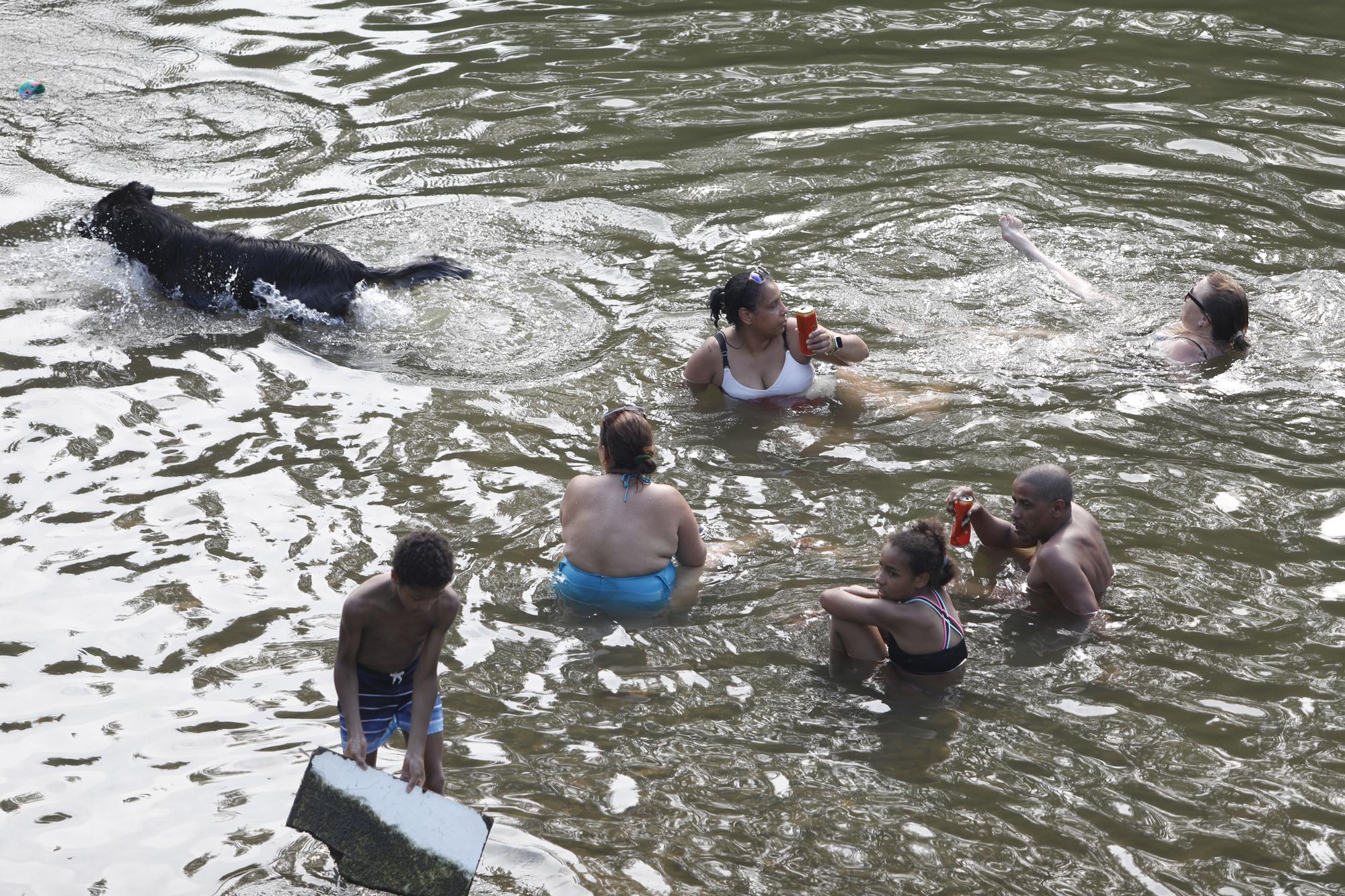 Oviedo se refresca de la ola de calor en Las Caldas