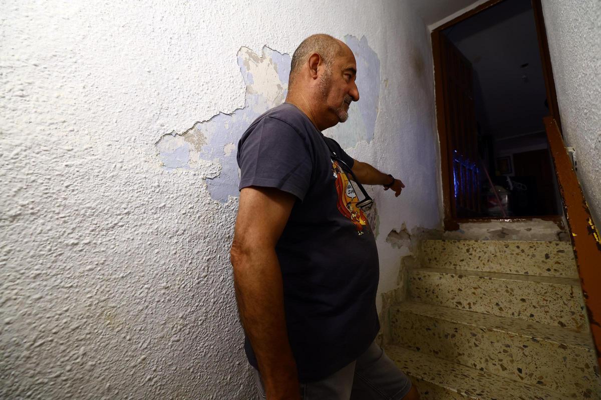 El entorno de la casa de Pedro durante la riada y un año después.