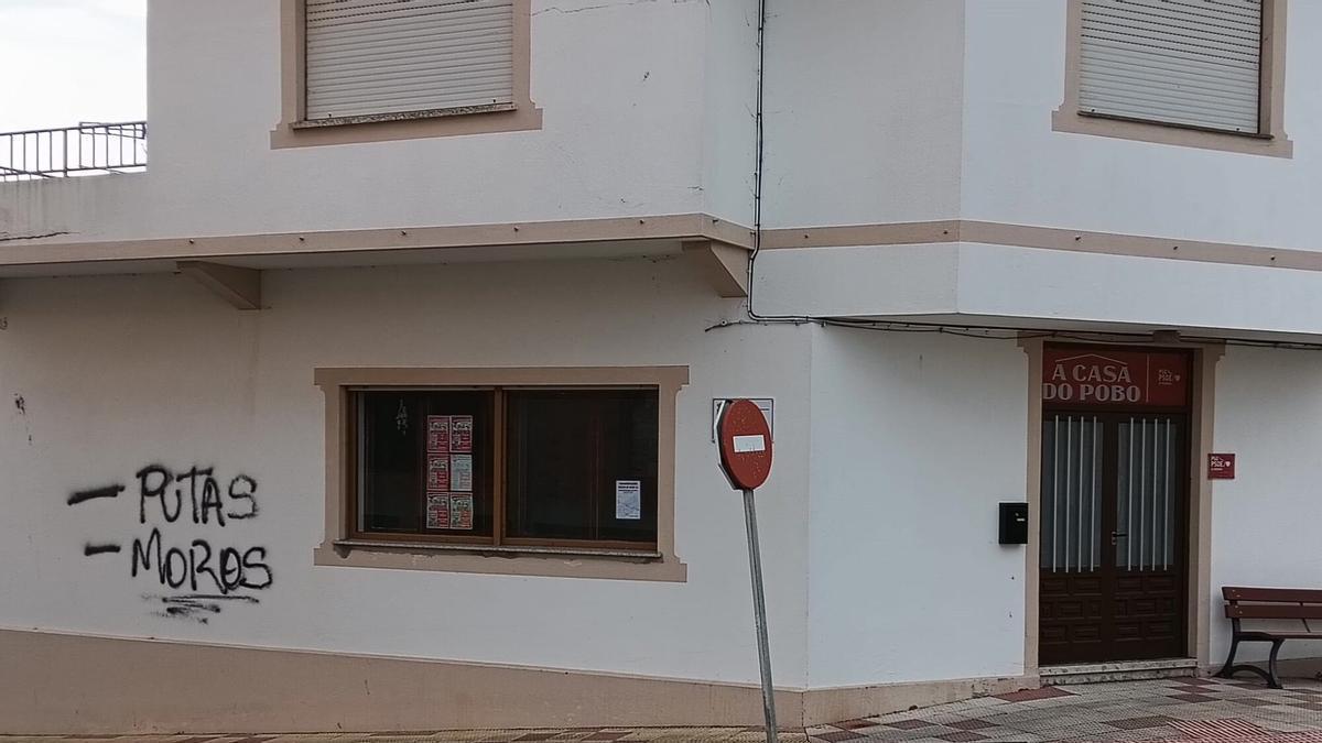 Pintadas en la sede socialista.