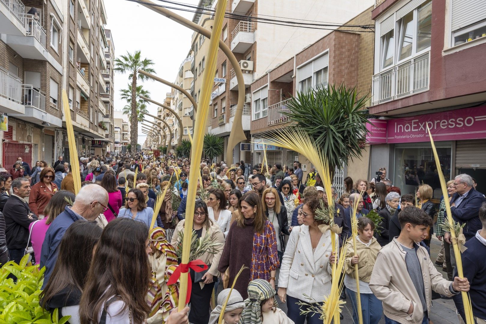 Bendición y procesión de Las Palmas en Torrevieja de Domingo de Ramos en la Semana Santa 2024