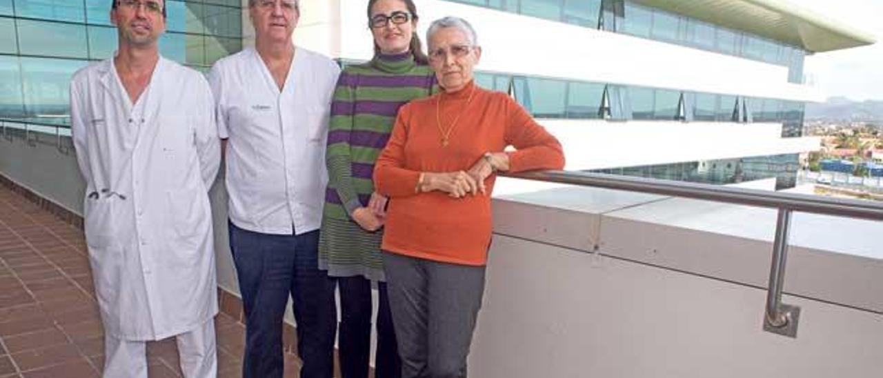 Gómez Marqués acompañado de Julio Velasco, coordinador de trasplantes del HUSE, Catalina Miralles y Catalina Picornell, madre y donante de la anterior.
