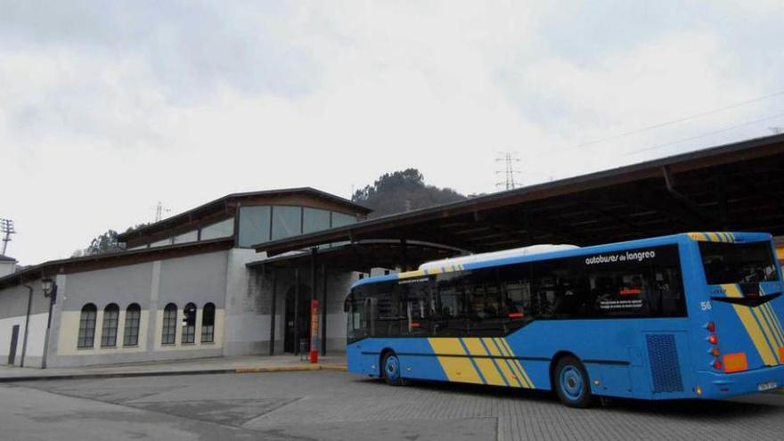 El edificio de la estación de La Felguera, con un autobús en los andenes.