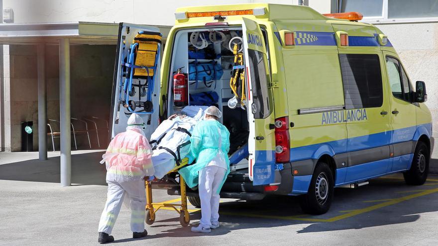 Traslado en ambulancia de un paciente de la residencia DomusVi de Barreiro, ayer // Marta G. Brea