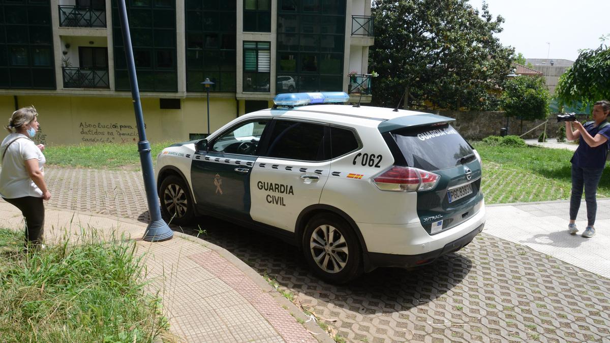 Los detenidos saliendo en coche patrulla pasadas las tres de la tarde de hoy.