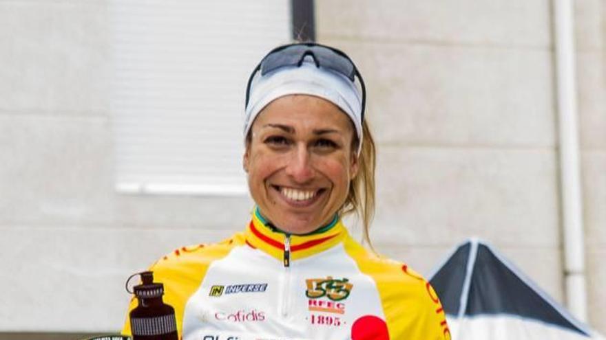 Mavi García con el trofeo de tercera clasificada y el maillot del premio de la montaña.