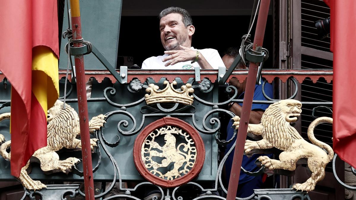 Juan Carlos Unzué, en el balcón del Ayuntamiento desde donde lanzara el cohete de estos Sanfermines 2022. Juan Carlos Unzué, en el balcón del Ayuntamiento desde donde lanzara el cohete de estos Sanfermines 2022.