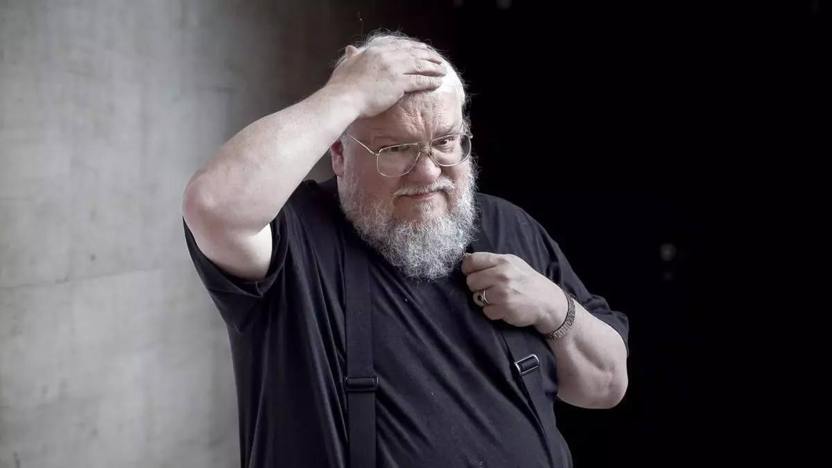 George Martin posa amb una espasa en una imatge promocional de The Mad King, obra de teatre basada en les seves novel·les