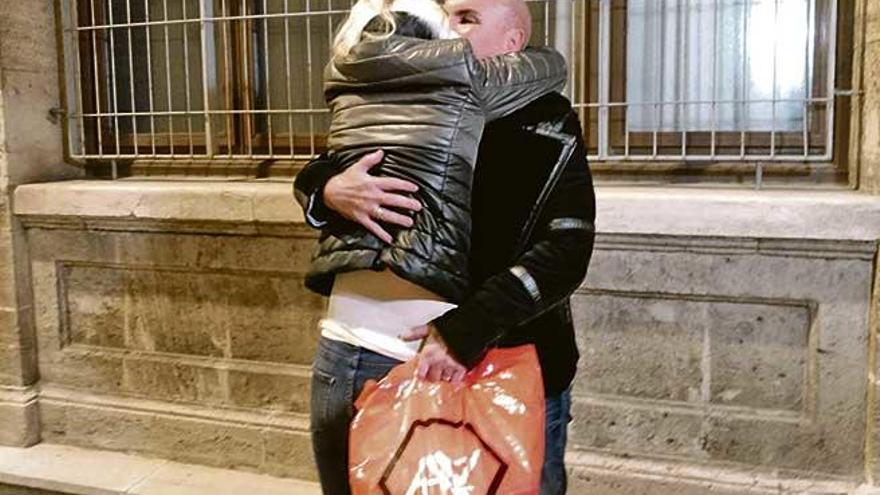El director de Tito´s, Jaime Lladó, anoche, es abrazado por su mujer tras quedar en libertad.