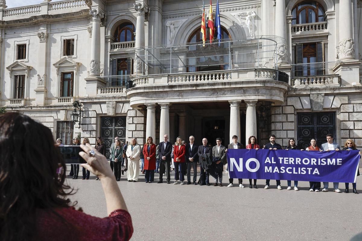 a 20 de febrero de 2026, el Ayuntamiento de Valencia convocó un minuto de silencio para condenar el último caso de violencia machista en Xilxes (Castellón)  EFE/ Kai Förste