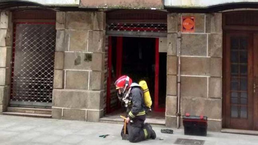 Un bombero actúa en la zona // Daniel Amoedo