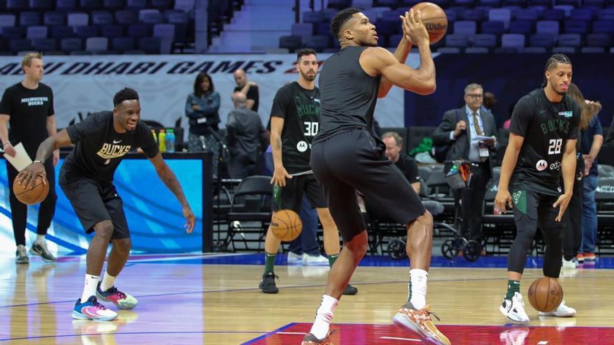 Giannis Antetokounmpo durante un partido de pretemporada en Abu Dhabi.