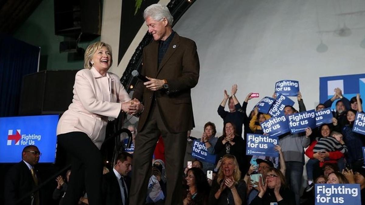 La candidata demócrata Hillary Clinton junto a su marido, expresidente de EEUU, en el caucus en Davenport (Iowa).