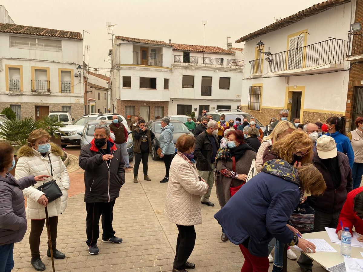 Recogida de firmas en Alía.