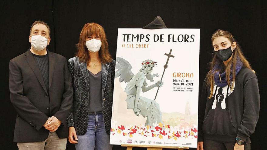 Joan Cumeras, Marta Madrenas i Martina Meotto amb el cartell de Temps de Flors 2021.