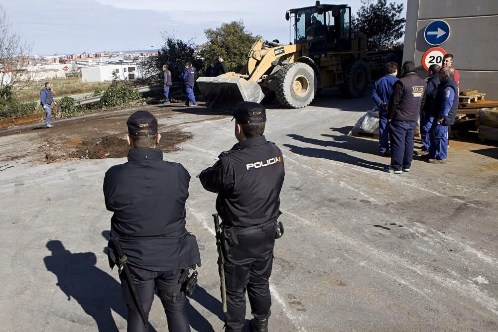 La Policía interviene para la carga de un camión en Oxizinc, Agalsa