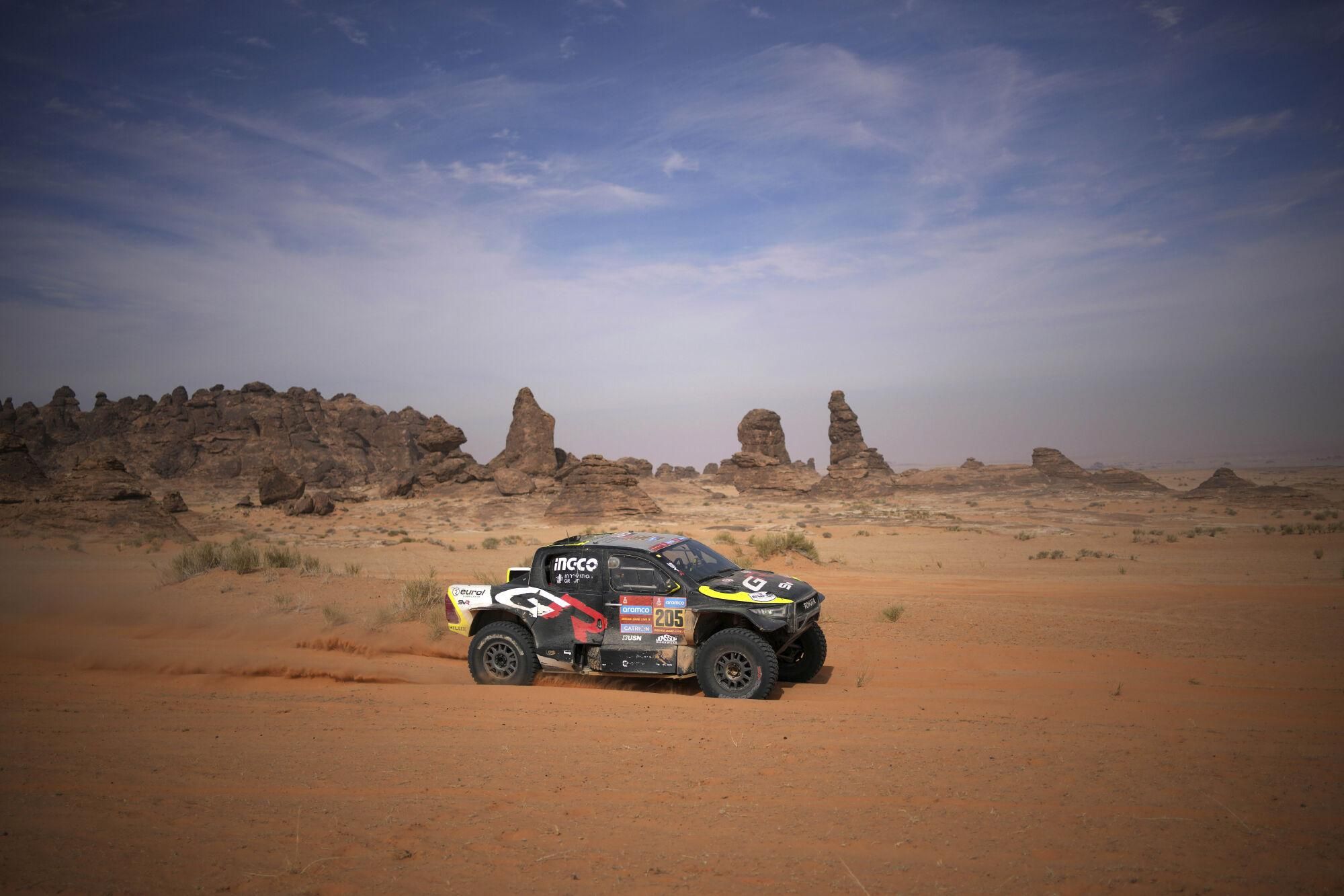 Driver Guy David Botterill and co-driver Dennis Murphy compete during the fifth stage of the Dakar Rally between Alula and Hail, Saudi Arabia, Thursday, Jan. 9, 2025. (AP Photo/Christophe Ena). EDITORIAL USE ONLY / ONLY ITALY AND SPAIN