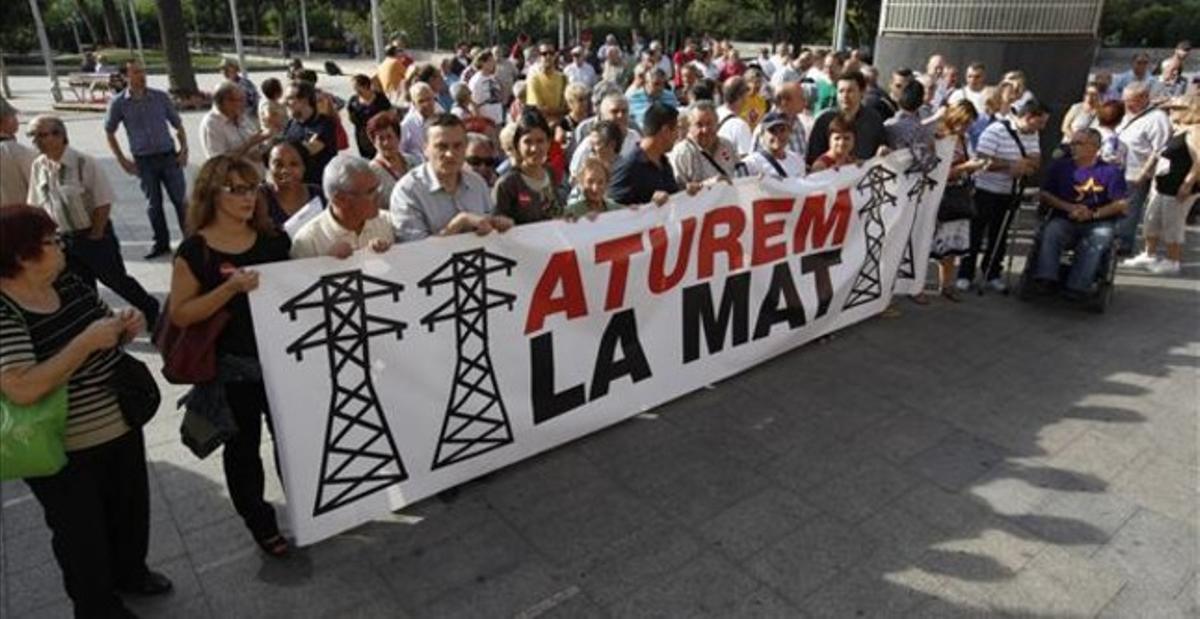 Marcha de vecinos de Santa Coloma contra la línea de muy alta tensión. JOSEP GARCÍA