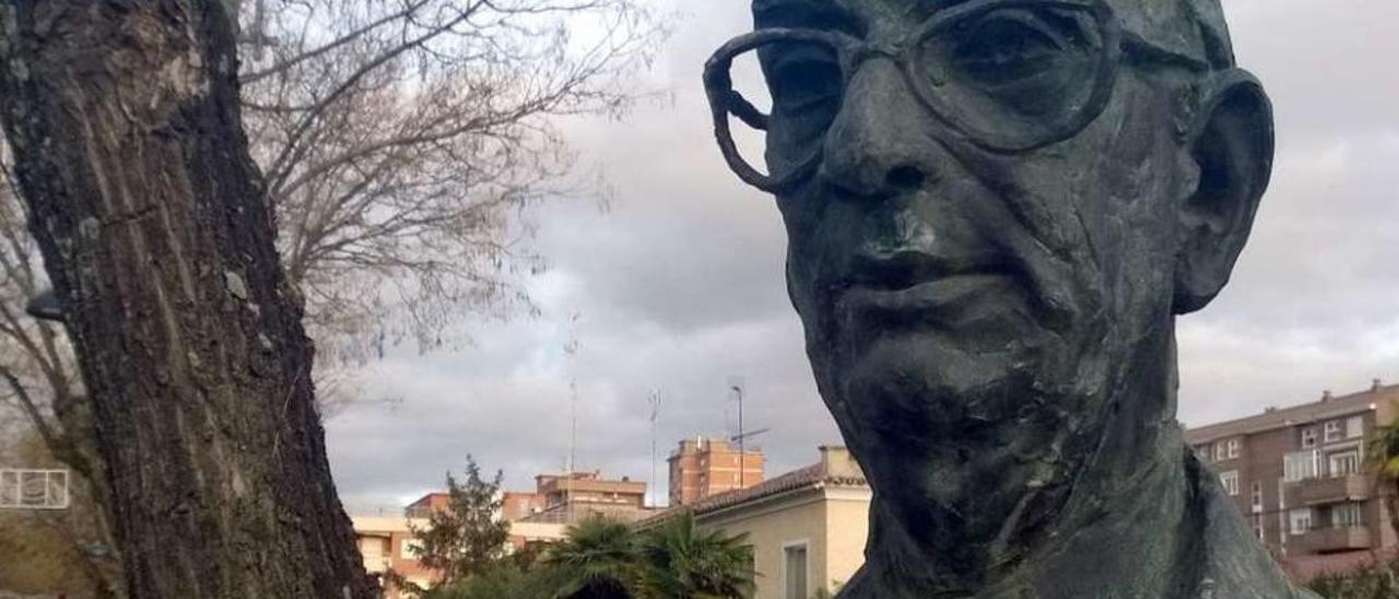 Monumento a Camilo José Cela na cidade de Guadalaxara.