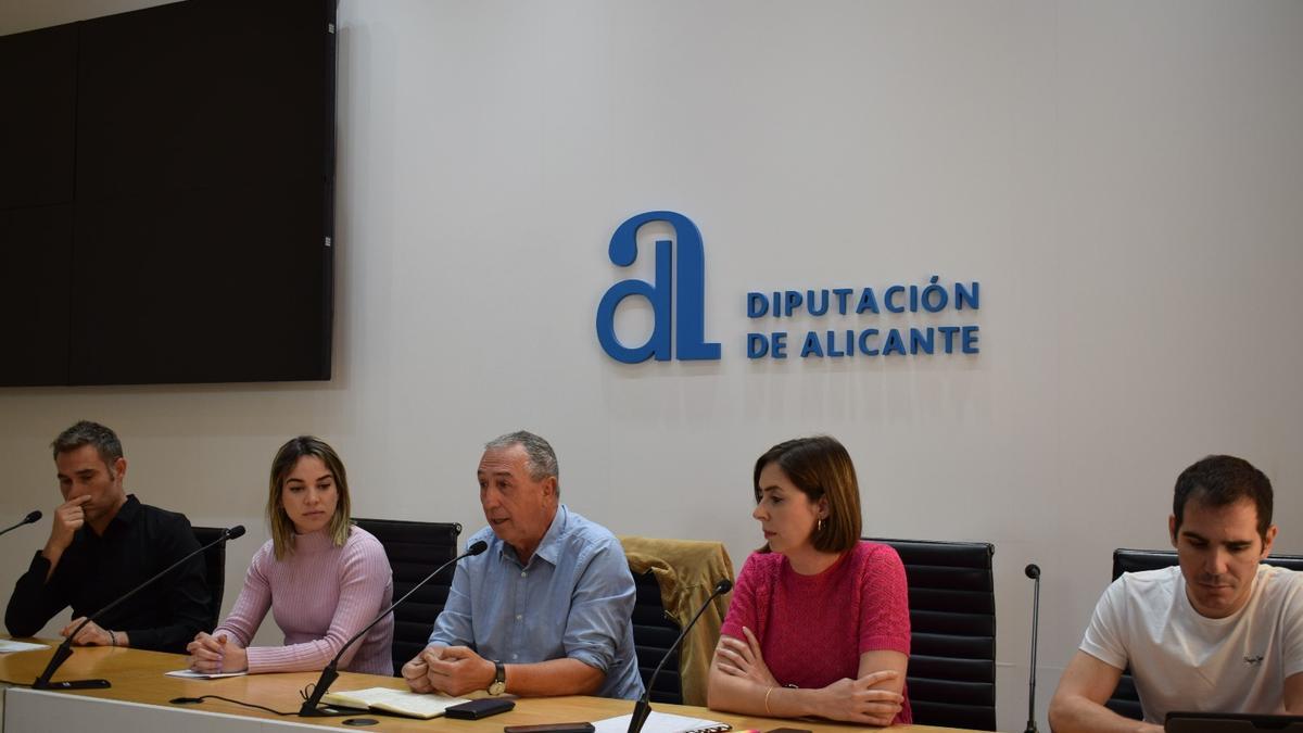 El secretario general de Compromís Joan Baldoví junto a otros diputados del partido en Alicante.