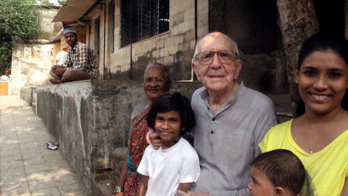 Federico Sopeña, rodeado de sus antiguos vecinos, muy cerca de la casa donde vivía, un barrio de barracas de Bombay recientemente dignificado.