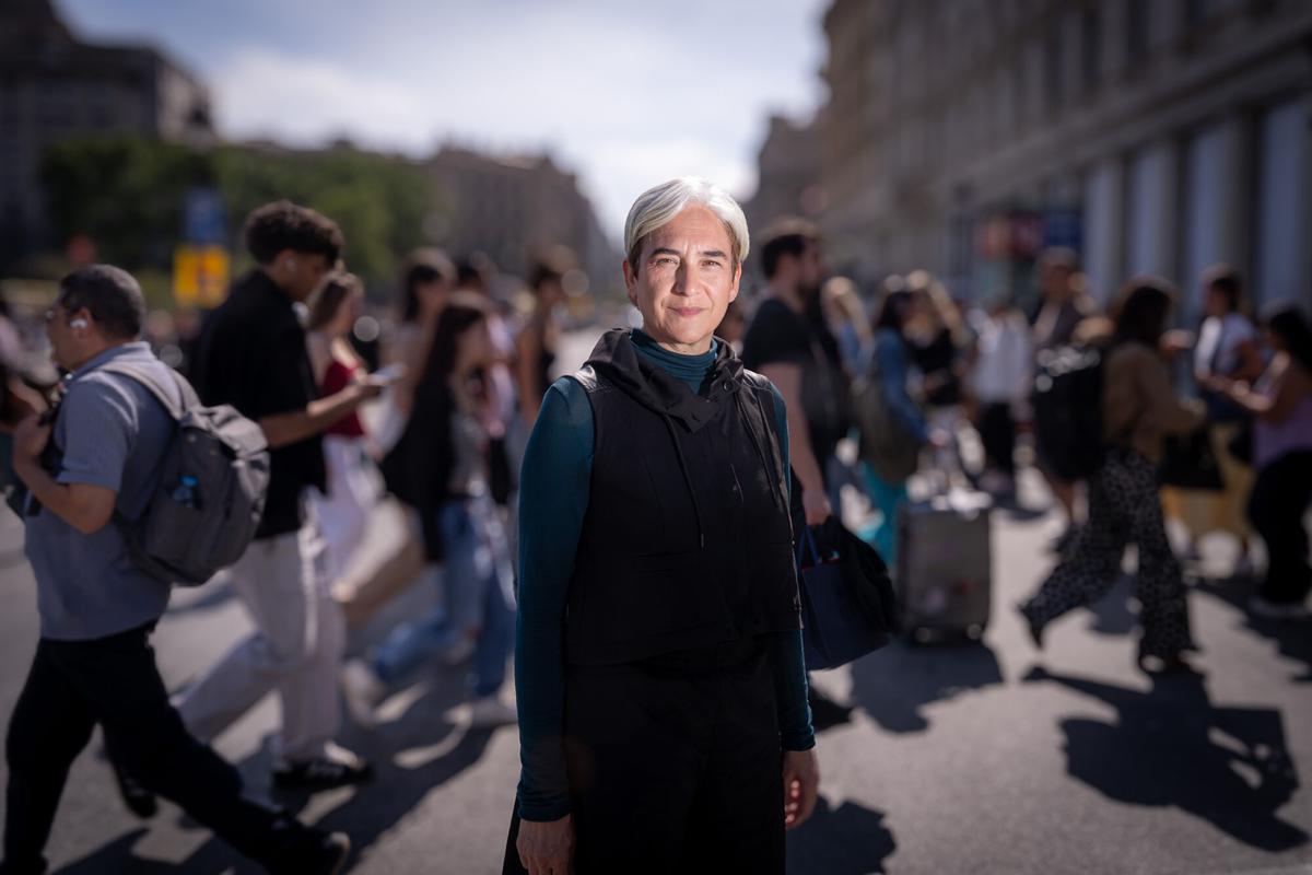 Ada Colau posa en el cruce de plaza Catalunya antes de la entrevista para la sección “De la política, ¿se sale?”. Barcelona, 19 de mayo de 2026. Política. AUTOR: Manu Mitru | EPC