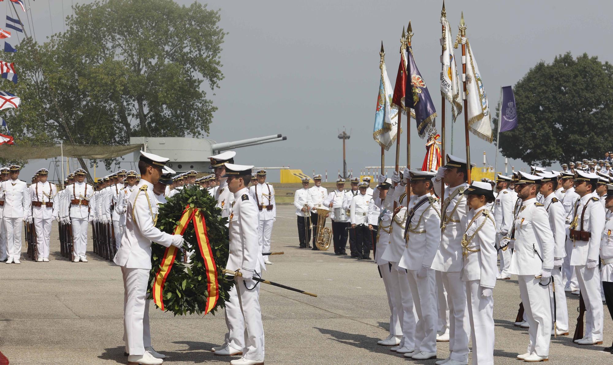 Jura de bandera y entrega de los Reales Despachos en la Escuela Naval de Marín