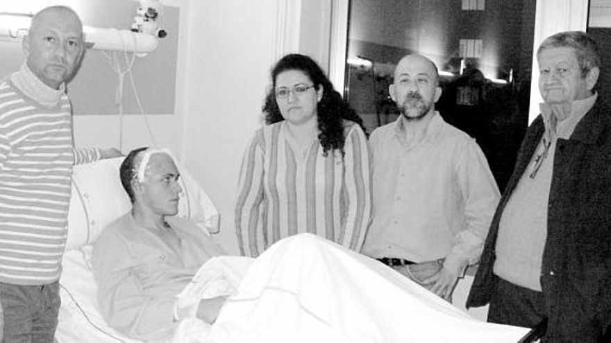 De izquierda a derecha, Rafael Merat, Alejandro Merat, Graciela Delso, Carlos de la Flor y José Delso, ayer, en la habitación del Hospital Central.