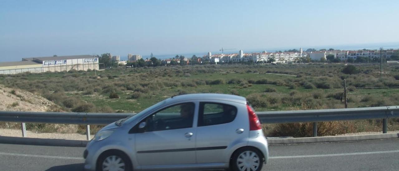 Terrenos donde se proyecta el centro comercial que la anulación del PGOU ha dejado en el aire en El Campello.