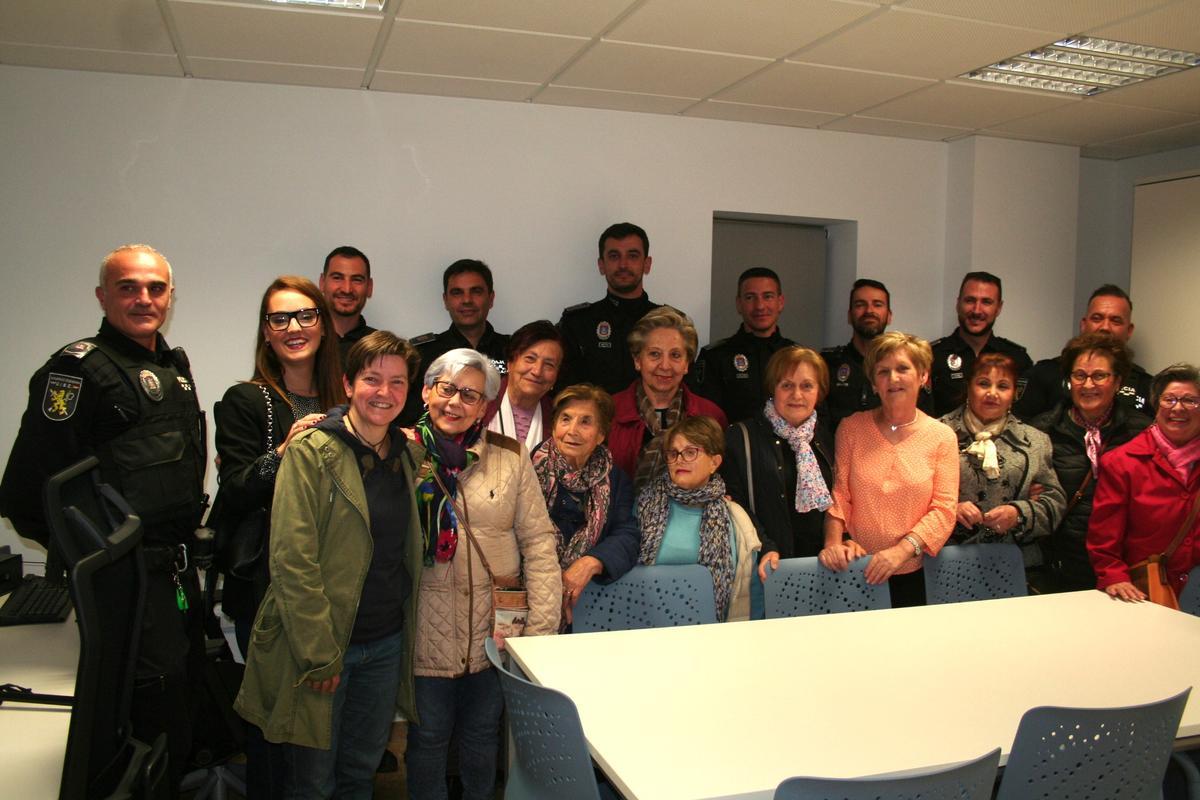 Irene Jódar y María Dolores Chumilla, junto a vecinas del barrio de San Cristóbal, posaban con integrantes del Gisc.