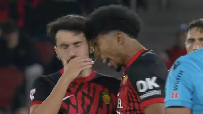 ¡Increíble! Brutal agresión de un jugador del Mallorca tras el penalti sobre Lamine
