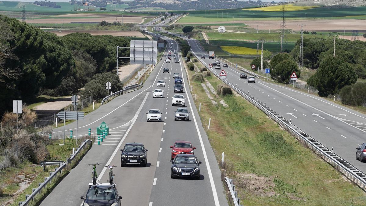 Trafico de vehículos en la A-6 a la altura de la localidad vallisoletana de Tordesillas durante la Operación Retorno de Semana Santa