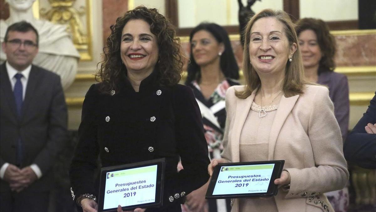 La ministra de Hacienda, María Jesús Montero, y la presidenta del Congreso de los Diputados, Ana Pastor