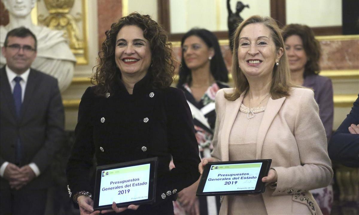 La ministra de Hacienda, María Jesús Montero, hace entrega a la presidenta del Congreso de los Diputados, Ana Pastor del Proyecto de Presupuestos Generales del Estado para 2019 aprobado el pasado viernes en Consejo de Ministros y que son clave para el futuro del Gobierno de Pedro Sánchez.