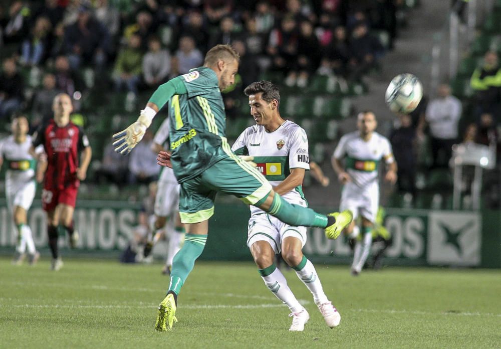 El Elche rompe el maleficio, vuelve a ganar en el Martínez Valero y recupera el olfato realizador en un partido más efectivo que brillante