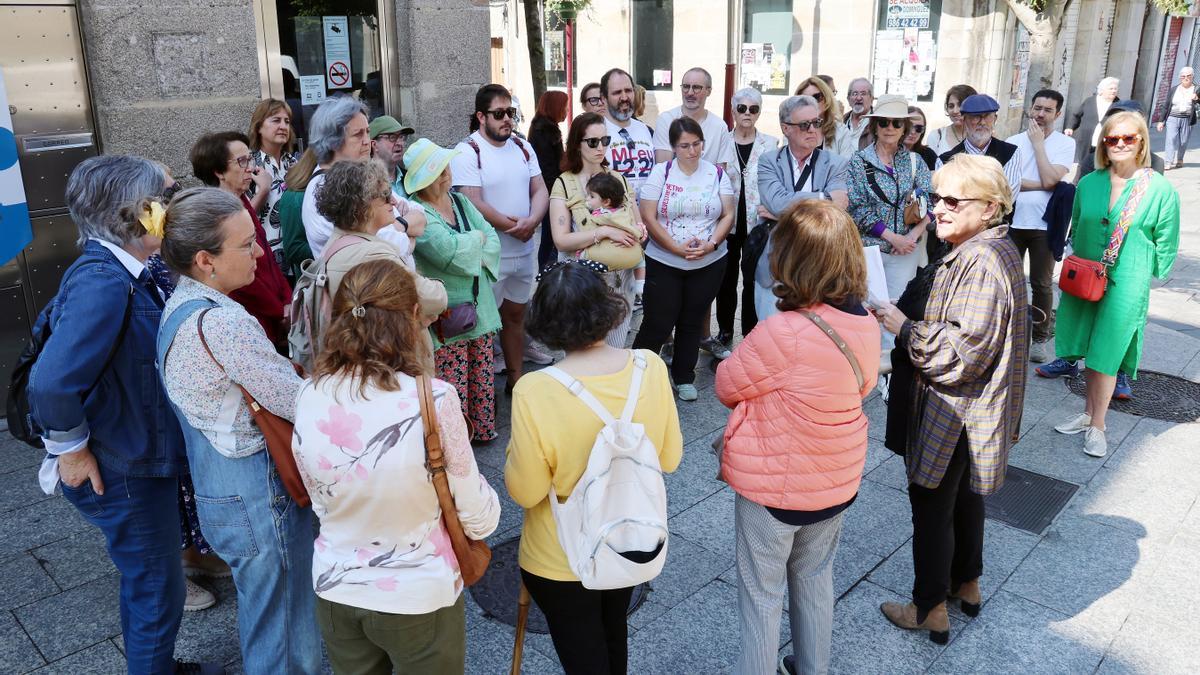 La periodista y expolítica María Xosé Porteiro en O Calvario con el grupo de participantes.