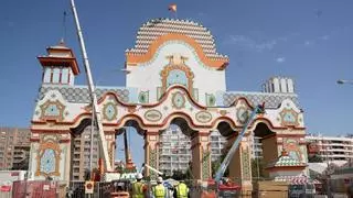 Las claves del montaje más rápido de la portada de la Feria de Sevilla: una obra finalizada en "tiempo récord" frente a las grandes lluvias