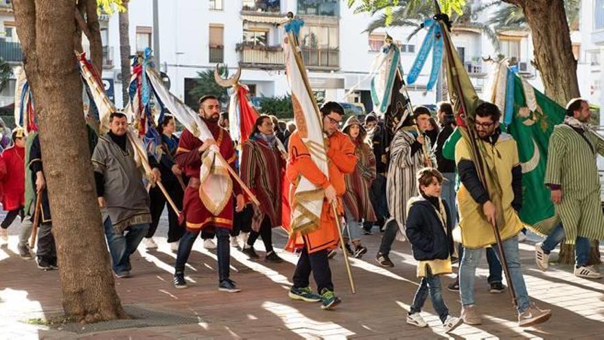 Desfile de banderas y baile de los festeros para despedir la celebración del Mig Any de Altea, durante la jornada de ayer.