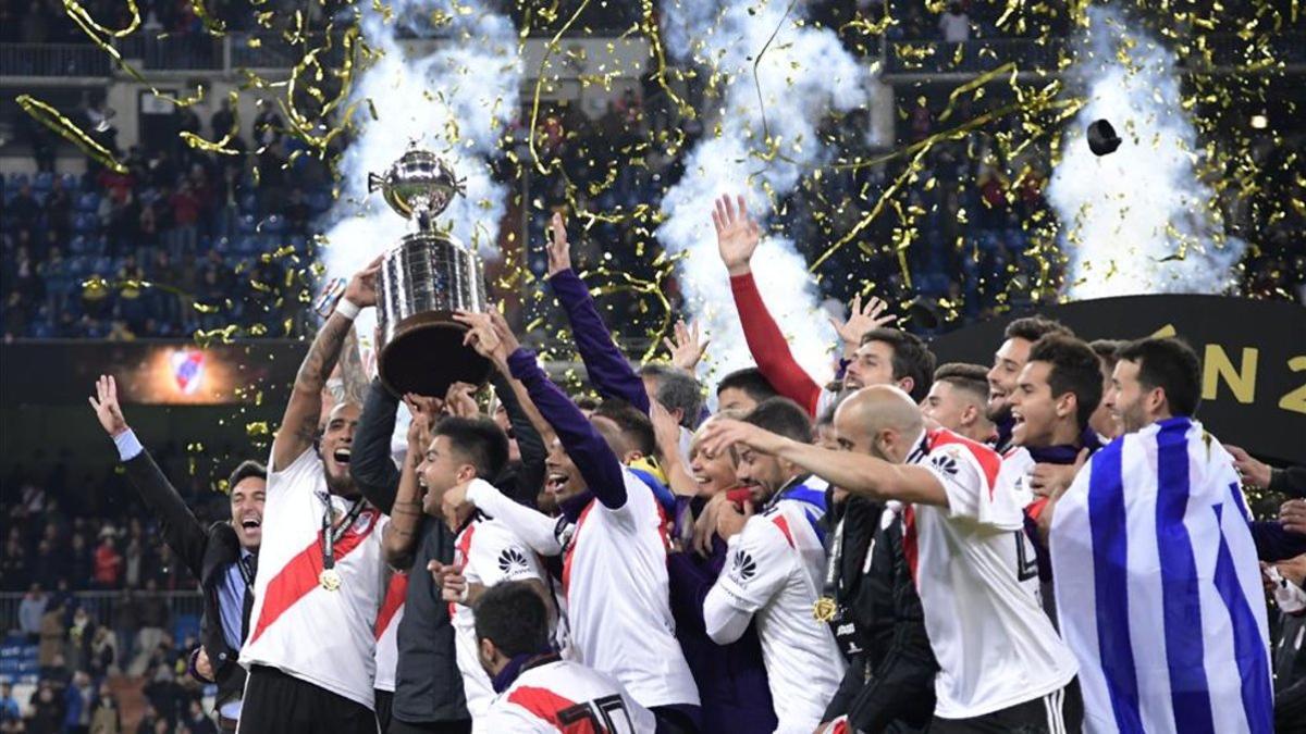 La plantilla de River Plate levanta el trofeo de campeón de la Copa Libertadores