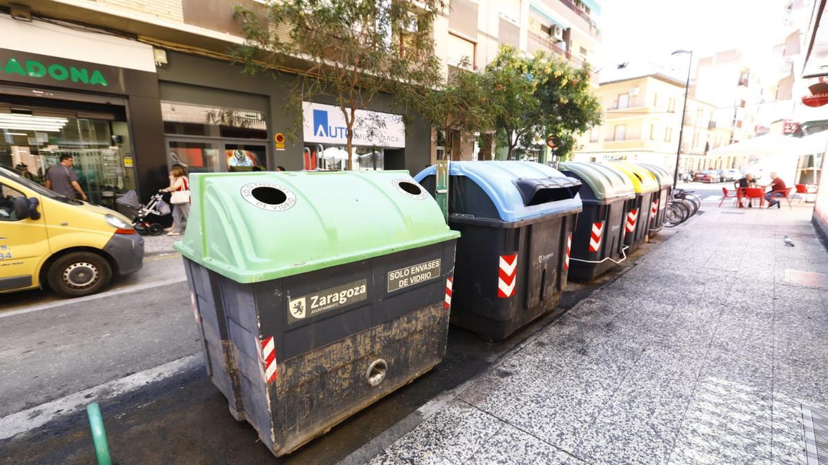 Contenedores repuestos en una de las calles de Delicias donde ha actuado un pirómano esta pasada madrugada