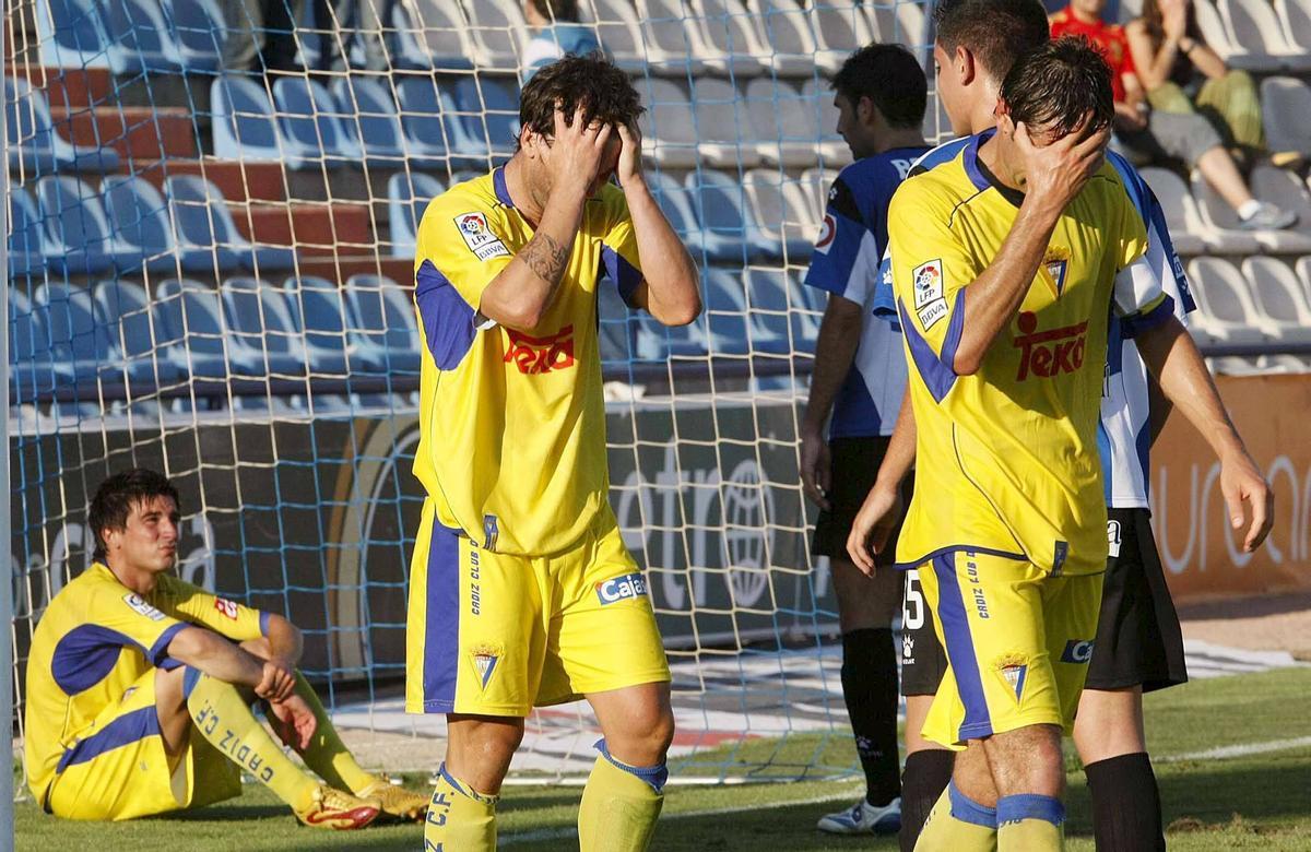 Abraham Paz, a la derecha, se lleva las manos a la cabeza después de fallar el fatídico penalti en Alicante.