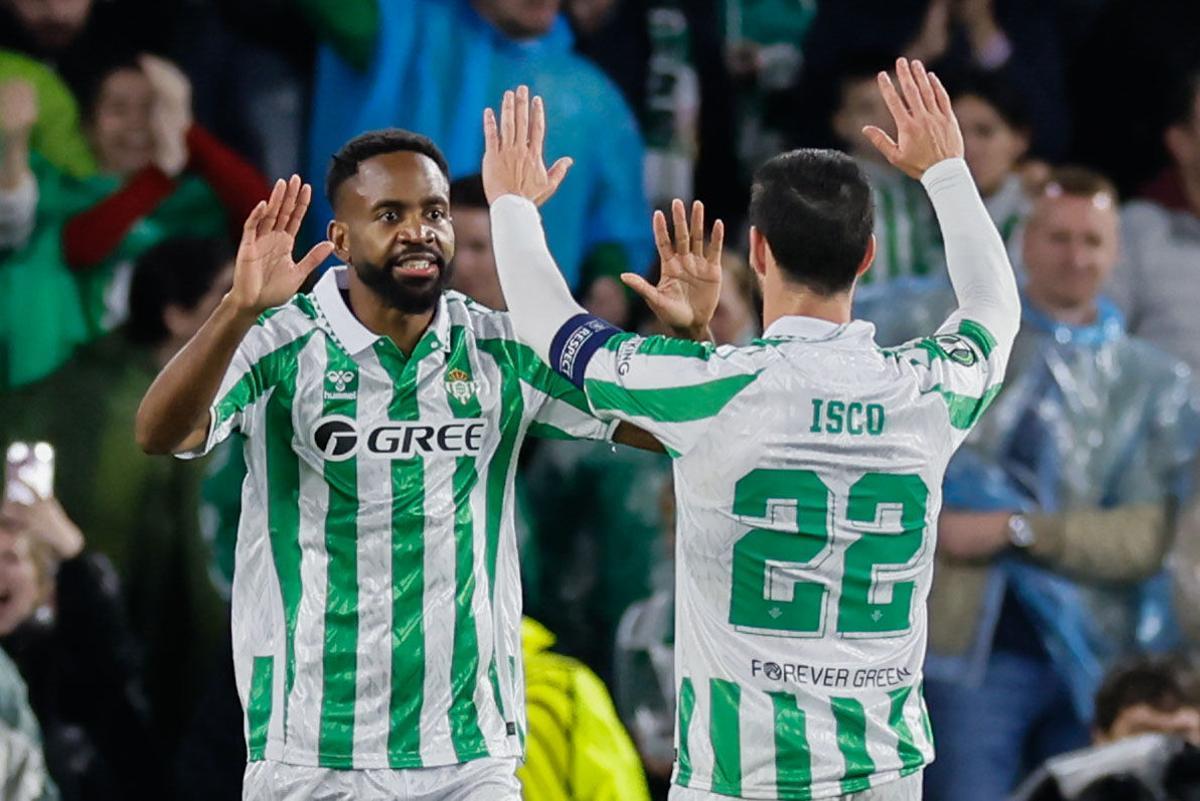 SEVILLA, 06/03/2025.-El delantero del Betis Cédric Bakambu celebra tras anotar el primer gol de su equipo durante el partido de octavos de final de la Liga Conferencia, este jueves en el estadio Benito Villamarín de Sevilla.- EFE/José Manuel Vidal