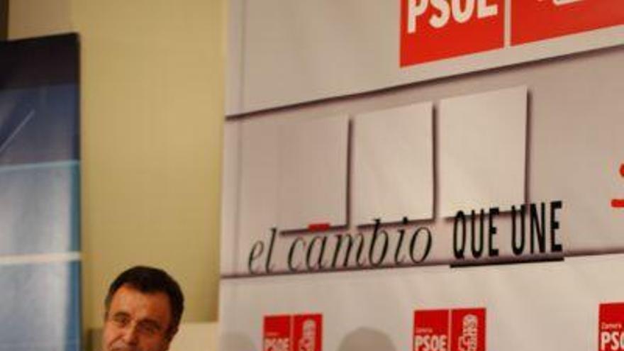 Martín Benito, Plaza y Ana Sánchez, en la sede del PSOE