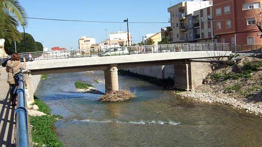 El puente del centro del Verger que debe demolerse para construir uno con un solo vano