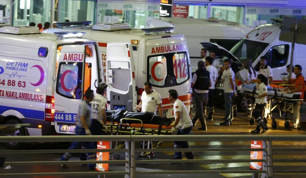 Cerca de 50 personas han muerto en un atentado contra el aeropuerto Atatürk, el mayor de Estambul.