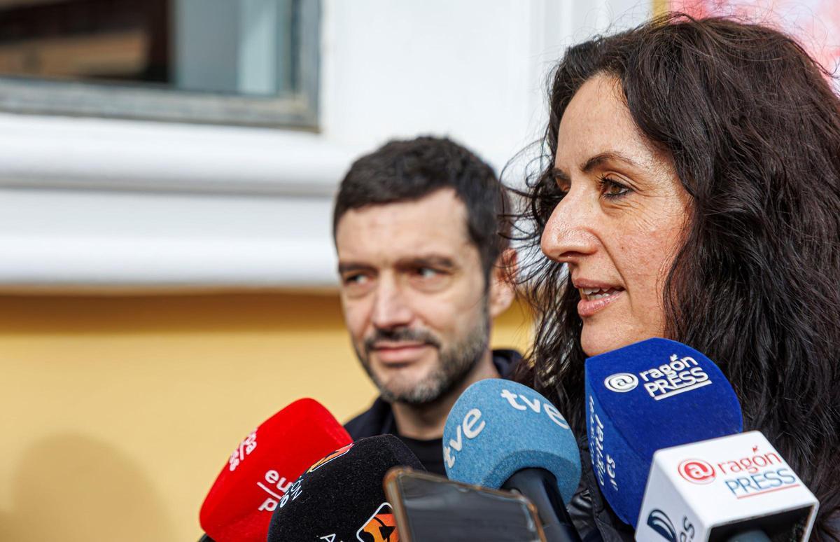 Marta Abengochea atiende a los medios de comunicación junto a Pablo Bustinduy.