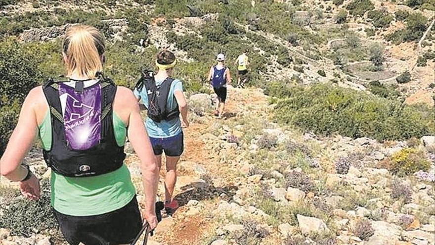 El pelotón extranjero examina Penyagolosa