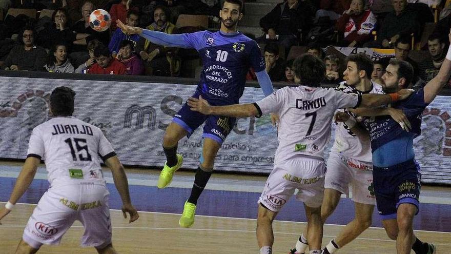 David chapela durante una acción en el partido de ayer en la pista de Ademar León. // Cortesía Peio García/León Noticias