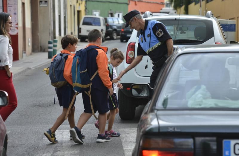 GÁLDAR.  Pepe, policía local de Gáldar, que se ha hecho viral por un vídeo en el que saluda a todos los niños a la entrada del colegio.  | 20/06/2019 | Fotógrafo: José Pérez Curbelo