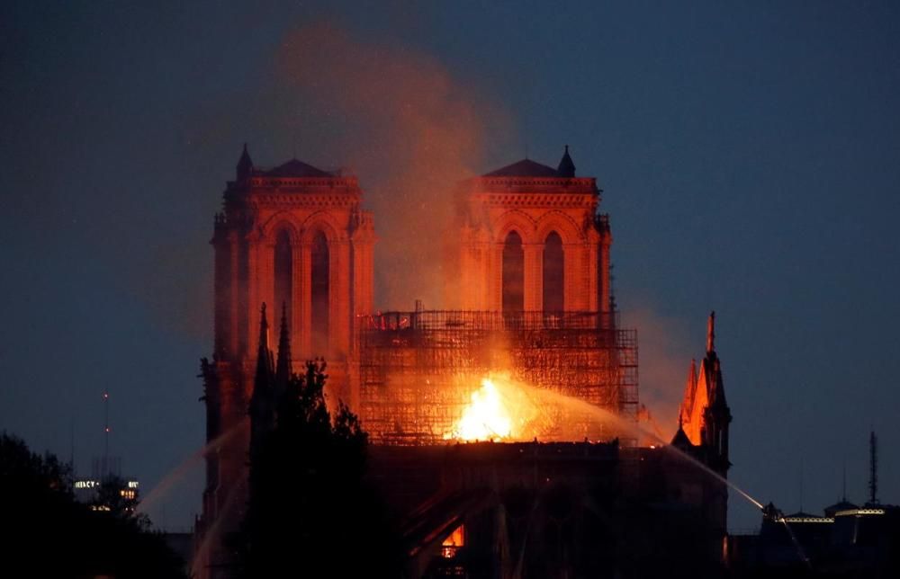 Un incendi crema Notre Dame de París